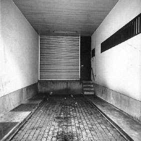 Einfahrt zu einer Laderampe.