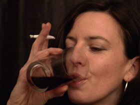 Katja Lenz trinkt Wein