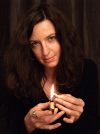 Katja Lenz spielt mit dem Feuer