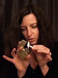 Katja Lenz spielt mit dem Feuer