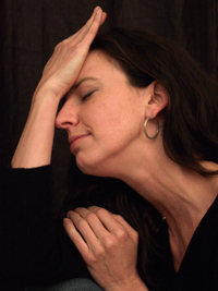 Katja Lenz, Hand an der Stirn